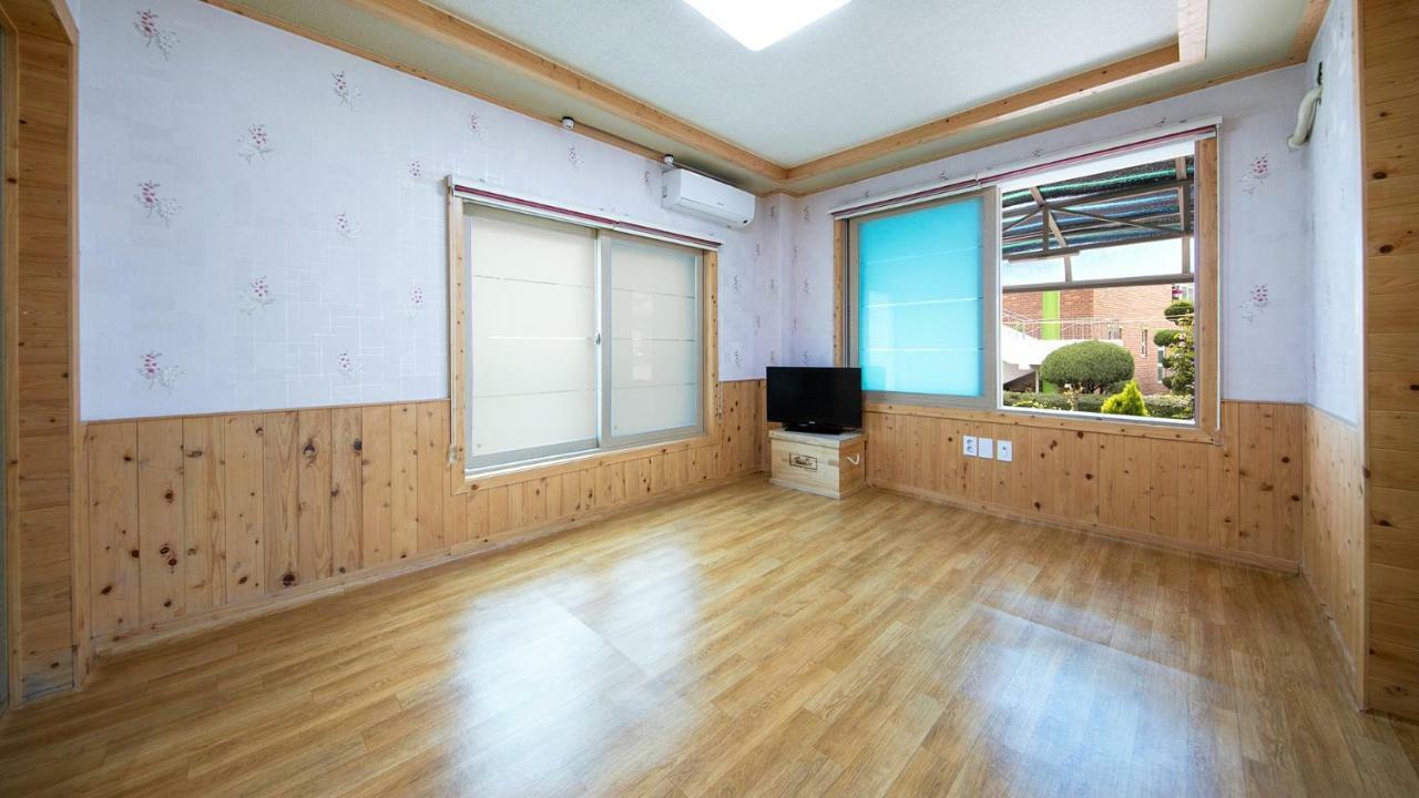 Samcheok Sol Beach Pension Екстер'єр фото
